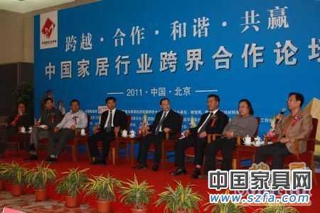 “中國(guó)家居行業(yè)跨界合作論壇”：資深房地產(chǎn)專家張有卓；中國(guó)建筑裝飾集團(tuán)設(shè)計(jì)研究院總設(shè)計(jì)師張靜；清尚博尼工程設(shè)計(jì)（北京）有限公司總經(jīng)理陳現(xiàn)培；北京何鎮(zhèn)強(qiáng)裝飾有限公司設(shè)計(jì)總監(jiān)何山；廣東鷹牌陶瓷集團(tuán)公司總裁林偉；廣東金意陶陶瓷有限公司董事長(zhǎng)何乾；唐山惠達(dá)陶瓷集團(tuán)總裁助理藺志杰；北京集美家居建材有限公司總裁趙建國(guó)。