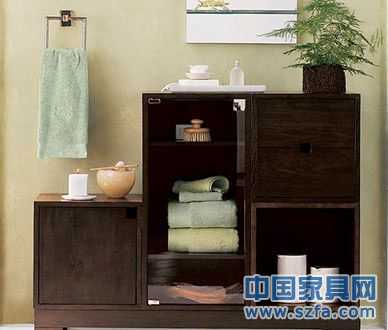 安裝浴室柜時經(jīng)常需要在箱體板上開鑿打孔，多功能封邊膠條能夠緊裹板材切割邊緣，起到較好的防水防潮作用