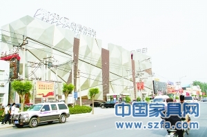 飾界風(fēng)以專業(yè)飾品賣場的形象獨(dú)立于十里河?xùn)|段，銀灰色的裝修讓其很不醒目，位置欠佳、定位失策是其敗北的重要因素。