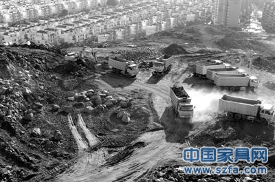 6月1日，廣西防城港市，眾多車輛在挖山造城。圖/CFP